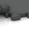 Großaufnahme vom Verbindungssystem von WARCO-Boden 2963 - Fallschutz-Puzzlematte im Farbdesign Schiefergrau. Abmessungen 50 x 50 x 4 cm | 0,25 m².