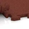 Großaufnahme vom Verbindungssystem von WARCO-Boden 2822 - Fitness-Bodenschutzmatte im Farbdesign Ziegelrot. Abmessungen 500 x 500 x 30 mm.