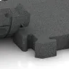 Großaufnahme vom Verbindungssystem von WARCO-Boden 3195 - Fitness-Bodenschutzmatte im Farbdesign Schiefergrau. Abmessungen 500 x 500 x 60 mm.