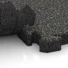 Großaufnahme vom Verbindungssystem von WARCO-Boden 3025 - Outdoor-Klickfliese im Farbdesign Dunkelgrauer Granit. Abmessungen 500 x 500 x 50 mm.