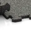 Großaufnahme vom Verbindungssystem von WARCO-Boden 5048 - Randplatte HD im Farbdesign Grauer Granit. Abmessungen 1000 x 485 x 30 mm.