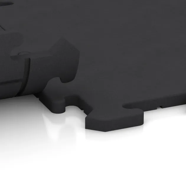 Großaufnahme vom Verbindungssystem von WARCO-Boden 0201 - Fitnessboden Studio im Farbdesign Anthrazit. Abmessungen 500 x 500 x 18 mm.