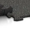 Großaufnahme vom Verbindungssystem von WARCO-Boden 0230 - Bodenschutzmatte 1,8 cm HD – Fitness im Farbdesign Dunkelgrauer Granit. Abmessungen 1000 x 1000 x 18 mm.