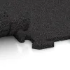 Großaufnahme vom Verbindungssystem von WARCO-Boden 0340 - Bodenschutzmatte 1,8 cm HD – Fitness im Farbdesign Anthrazit. Abmessungen 1000 x 1000 x 18 mm.