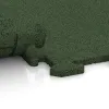Großaufnahme vom Verbindungssystem von WARCO-Boden 0342 - Bodenschutzmatte 1,8 cm HD – Fitness im Farbdesign Grasgrün. Abmessungen 1000 x 1000 x 18 mm.
