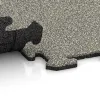 Großaufnahme vom Verbindungssystem von WARCO-Boden 4752 - Randplatte im Farbdesign Heller Granit. Abmessungen 1000 x 485 x 18 mm.