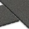 Großaufnahme vom Verbindungssystem von WARCO-Boden 5331 - Fallschutzplatte im Farbdesign Dunkelgrauer Granit. Abmessungen 500 x 500 x 30 mm.