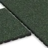 Großaufnahme vom Verbindungssystem von WARCO-Boden 5330 - Fallschutzplatte im Farbdesign Englischer Rasen. Abmessungen 500 x 500 x 30 mm.