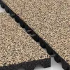Großaufnahme vom Verbindungssystem von WARCO-Boden 0648 - Fallschutzplatte im Farbdesign Travertin. Abmessungen 500 x 500 x 45 mm.