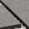 Großaufnahme vom Verbindungssystem von WARCO-Boden 4475 - Fallschutzplatte im Farbdesign Grau Melange. Abmessungen 500 x 500 x 45 mm.