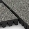 Großaufnahme vom Verbindungssystem von WARCO-Boden 5367 - Fallschutzplatte im Farbdesign Grauer Granit. Abmessungen 500 x 500 x 80 mm.