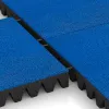 Großaufnahme vom Verbindungssystem von WARCO-Boden 0715 - Fallschutzplatte im Farbdesign Enzianblau. Abmessungen 500 x 500 x 80 mm.