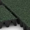 Großaufnahme vom Verbindungssystem von WARCO-Boden 3709 - Fallschutzplatte im Farbdesign Englischer Rasen. Abmessungen 500 x 500 x 100 mm.