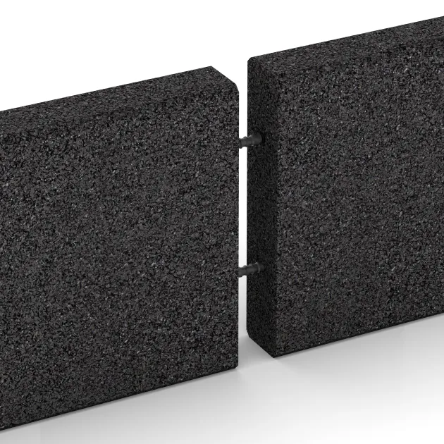 Großaufnahme vom Verbindungssystem von WARCO-Boden 2596 - Gummi-Randstein im Farbdesign Anthrazit. Abmessungen 1000 x 50 x 250 mm.