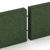 Großaufnahme vom Verbindungssystem von WARCO-Boden 2594 - Gummi-Randstein im Farbdesign Grasgrün. Abmessungen 1000 x 50 x 250 mm.