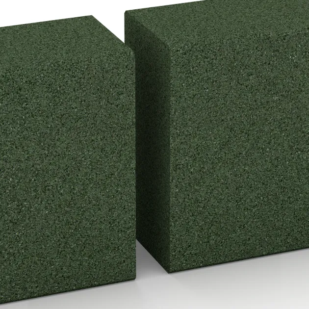 Großaufnahme vom Verbindungssystem von WARCO-Boden 2600 - Blockstufe aus Gummigranulat im Farbdesign Grasgrün. Abmessungen 1000 x 300 x 150 mm.