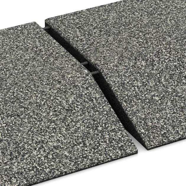 Großaufnahme vom Verbindungssystem von WARCO-Boden 3817 - Rand-Platte (eine Seite abgeschrägt) im Farbdesign Grauer Granit. Abmessungen 500 x 500 x 100 mm.