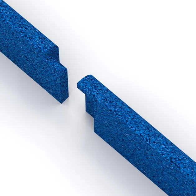 Großaufnahme vom Verbindungssystem von WARCO-Boden 4296 - Wandschutz Sockelleiste im Farbdesign Enzianblau. Abmessungen 750 x 20 x 80 mm.