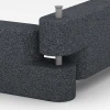 Großaufnahme vom Verbindungssystem von WARCO-Boden 6642 - Gummi-Randstein im Farbdesign Schiefergrau. Abmessungen 100 x 15 x 30 cm.