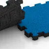 Großaufnahme vom Verbindungssystem von WARCO-Boden 4252 - Sportboden – fugenlos im Farbdesign Himmelblau. Abmessungen 306 x 306 x 30 mm.