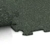 Großaufnahme vom Verbindungssystem von WARCO-Boden 1022 - Fitnessboden Kompakt im Farbdesign Englischer Rasen. Abmessungen 970 x 970 x 8 mm | 0,94 m.