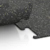 Großaufnahme vom Verbindungssystem von WARCO-Boden 3764 - Fitness Performance Elite Trainingsboden im Farbdesign Leicht Gelb Gesprenkelt. Abmessungen 500 x 500 x 10 mm.