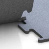 Großaufnahme vom Verbindungssystem von WARCO-Boden 6156 - Fitness Performance Elite Trainingsboden im Farbdesign Nebelgrau. Abmessungen 50 x 50 x 2 cm | 0,25 m².
