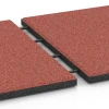 Großaufnahme vom Verbindungssystem von WARCO-Boden 6128 - Fallschutzmatte – 95 cm im Farbdesign Tomatenrot. Abmessungen 50 x 50 x 3 cm | 0,25 m².
