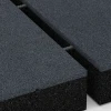 Großaufnahme vom Verbindungssystem von WARCO-Boden 6230 - Fallschutzplatten im Farbdesign Schiefergrau. Abmessungen 50 x 50 x 11 cm.