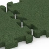 Großaufnahme vom Verbindungssystem von WARCO-Boden 6304 - Fallschutz-Puzzlematte im Farbdesign Grasgrün. Abmessungen 50 x 50 x 4 cm | 0,25 m².
