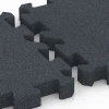 Großaufnahme vom Verbindungssystem von WARCO-Boden 6317 - Fallschutz-Puzzlematte im Farbdesign Schiefergrau. Abmessungen 50 x 50 x 5 cm | 0,25 m².