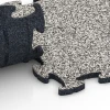 Großaufnahme vom Verbindungssystem von WARCO-Boden 6752 - Spielmatte im Farbdesign Grauer Granit. Abmessungen 44,6 x 44,6 x 1,8 cm.
