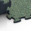 Großaufnahme vom Verbindungssystem von WARCO-Boden 6861 - Fitness Max Floor System im Farbdesign Englischer Rasen. Abmessungen 44,6 x 44,6 x 1,8 cm.