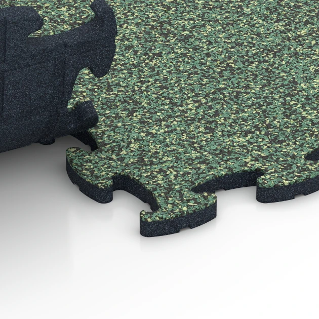 Großaufnahme vom Verbindungssystem von WARCO-Boden 6861 - Fitness Max Floor System im Farbdesign Englischer Rasen. Abmessungen 44,6 x 44,6 x 1,8 cm.