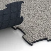 Großaufnahme vom Verbindungssystem von WARCO-Boden 6923 - Messeboden Klickfliese im Farbdesign Grauer Granit. Abmessungen 97,1 x 97,1 × 1,8 cm.