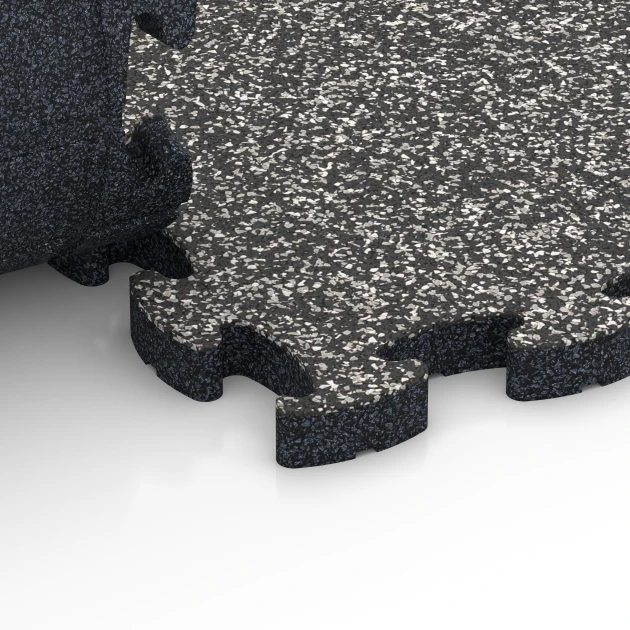 Großaufnahme vom Verbindungssystem von WARCO-Boden 6931 - Fallschutz Puzzlematte im Farbdesign Dunkelgrauer Granit. Abmessungen 44,6 x 44,6 × 2,8 cm.