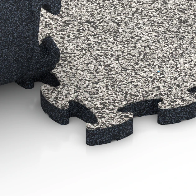 Großaufnahme vom Verbindungssystem von WARCO-Boden 6932 - Fallschutz Puzzlematte im Farbdesign Grauer Granit. Abmessungen 44,6 x 44,6 × 2,8 cm.