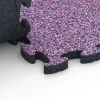 Großaufnahme vom Verbindungssystem von WARCO-Boden 6936 - Fallschutz Puzzlematte im Farbdesign Lavendel. Abmessungen 44,6 x 44,6 × 2,8 cm.