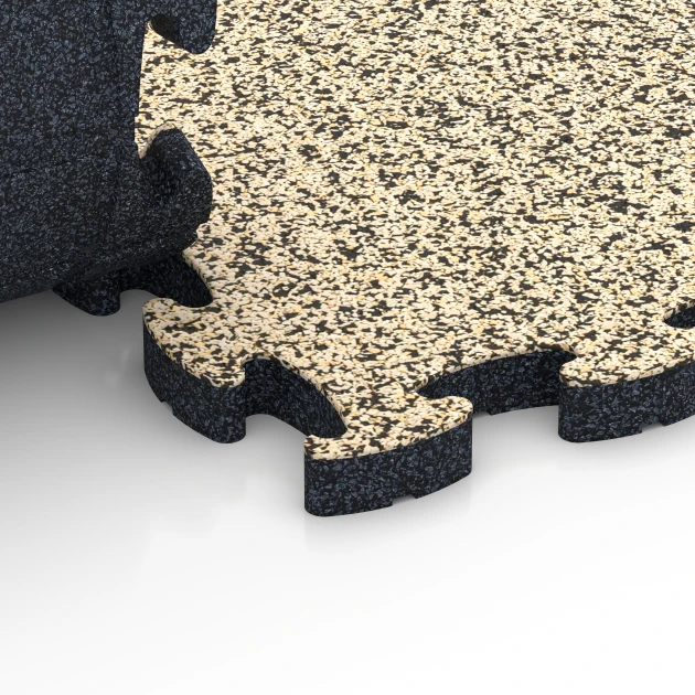Großaufnahme vom Verbindungssystem von WARCO-Boden 6937 - Fallschutz Puzzlematte im Farbdesign Travertin. Abmessungen 44,6 x 44,6 × 2,8 cm.