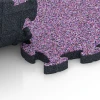 Großaufnahme vom Verbindungssystem von WARCO-Boden 6846 - Fitness Active Floor System im Farbdesign Lavendel. Abmessungen 44,6 x 44,6 × 2,8 cm.