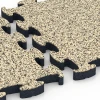 Großaufnahme vom Verbindungssystem von WARCO-Boden 6883 - Fitness Max Floor System im Farbdesign Travertin. Abmessungen 44,6 x 44,6 × 2,8 cm.