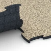 Großaufnahme vom Verbindungssystem von WARCO-Boden 6856 - Fitness Active Floor System im Farbdesign Travertin. Abmessungen 97,1 x 97,1 x 2,8 cm.