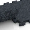 Großaufnahme vom Verbindungssystem von WARCO-Boden 6958 - Fitness Premium Boden im Farbdesign Anthrazit. Abmessungen 28,9 x 28,9 x 1,8 cm.