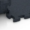 Großaufnahme vom Verbindungssystem von WARCO-Boden 6961 - Fitness Premium Boden im Farbdesign Anthrazit. Abmessungen 45,9 x 45,9 x 2,8 cm.