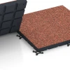 Großaufnahme vom Verbindungssystem von WARCO-Boden 7145 - Outdoor-Fitnessboden im Farbdesign Feuersglut. Abmessungen 60 x 60 x 4 cm | 0,36 m².