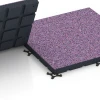 Großaufnahme vom Verbindungssystem von WARCO-Boden 7146 - Outdoor-Fitnessboden im Farbdesign Lavendel. Abmessungen 60 x 60 x 4 cm | 0,36 m².
