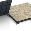 Großaufnahme vom Verbindungssystem von WARCO-Boden 7147 - Outdoor-Fitnessboden im Farbdesign Travertin. Abmessungen 60 x 60 x 4 cm | 0,36 m².