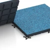 Großaufnahme vom Verbindungssystem von WARCO-Boden 7148 - Outdoor-Fitnessboden im Farbdesign Atlantik. Abmessungen 60 x 60 x 4 cm | 0,36 m².