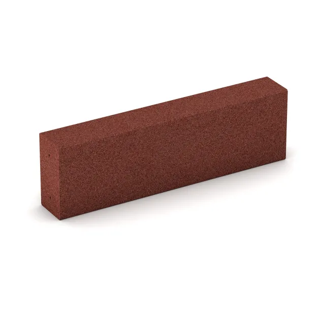 Foto der hinteren Seite vom unsymmetrischen WARCO-Formteil 2597: Blockstufe aus Gummigranulat, Design Ziegelrot, Maße 1000 x 300 x 150 mm.