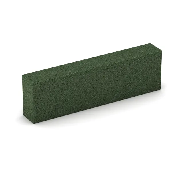 Foto der hinteren Seite vom unsymmetrischen WARCO-Formteil 2600: Blockstufe aus Gummigranulat, Design Grasgrün, Maße 1000 x 300 x 150 mm.